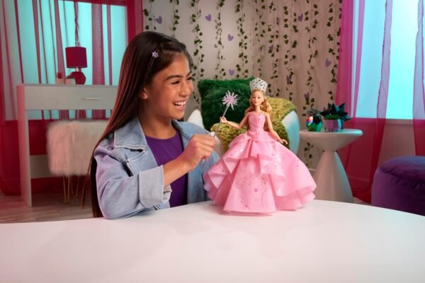 Mattel Universal Wicked Deluxe Glinda Fashion Doll & Accessories Including Crown & Scepter, Movie-Inspired Look with Posability - Image 4